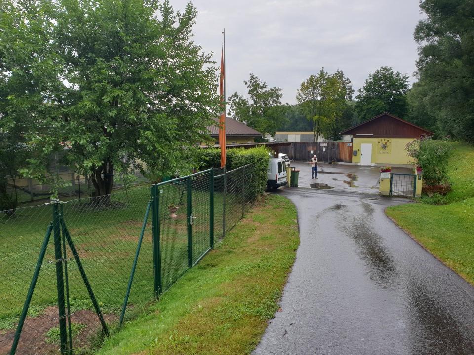 Eingangsbereich und Gelände des Tierheims Kapfenberg